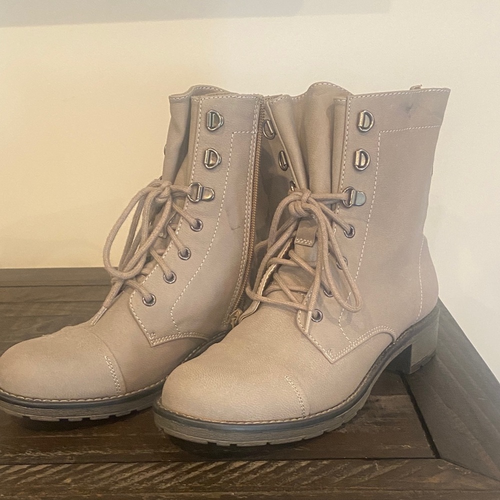 Women stylish combat/ankle boots (Tom’s)